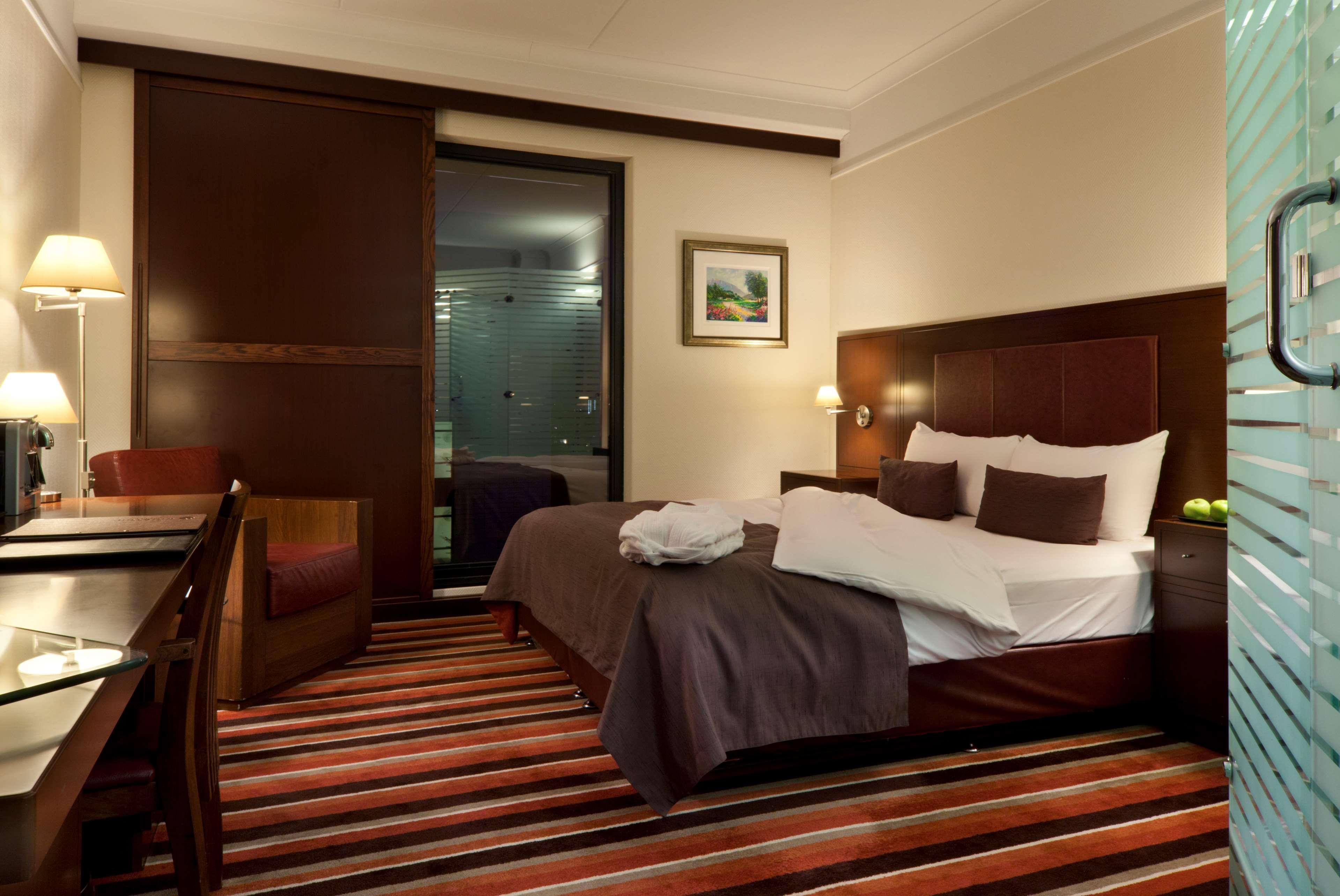 Best Western Plus La Corniche Тулон Екстериор снимка